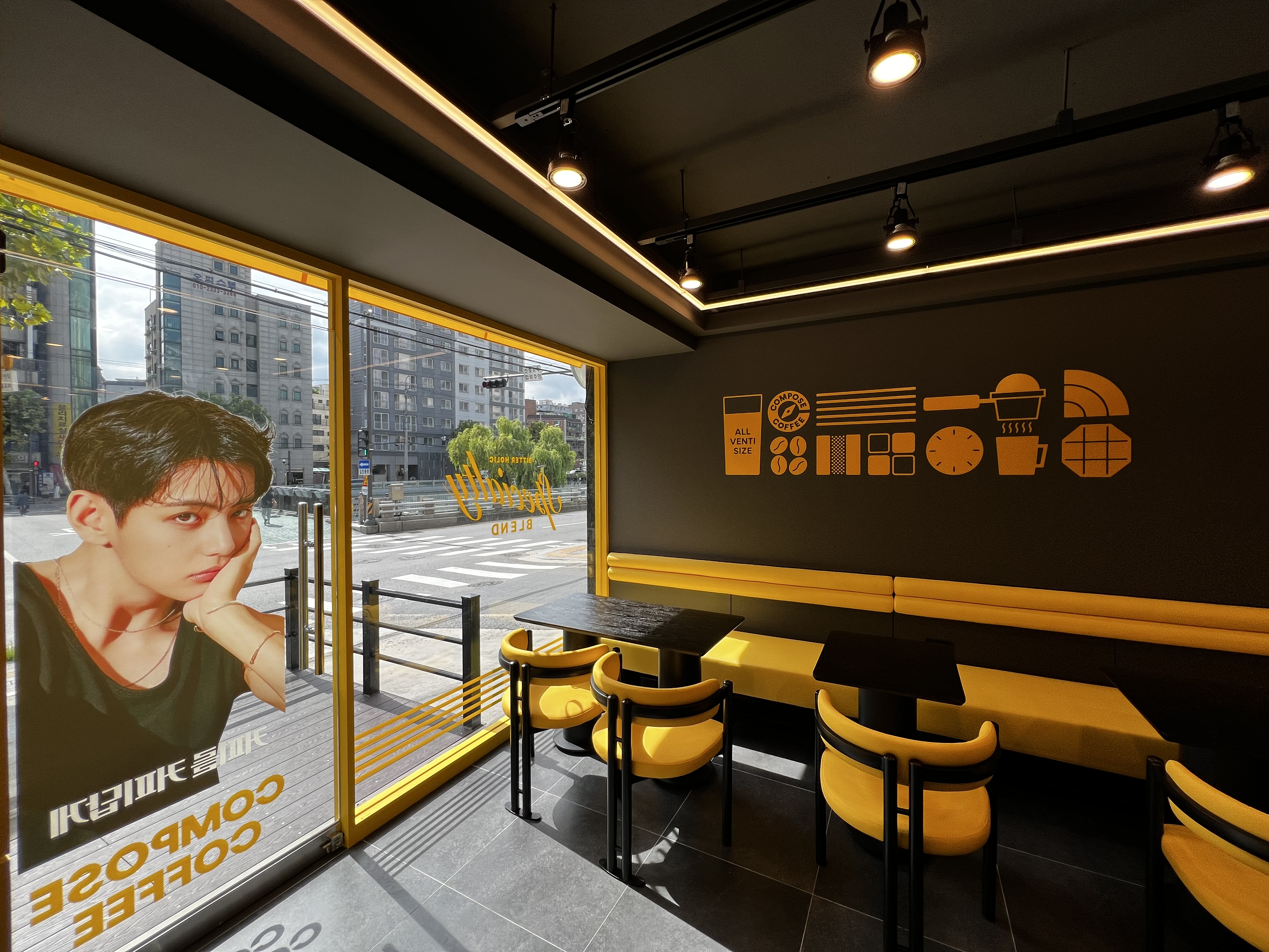 컴포즈커피 신림신화교점